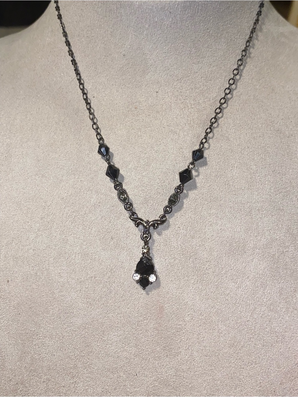 1928 Black Teardrop Pendant Necklace
